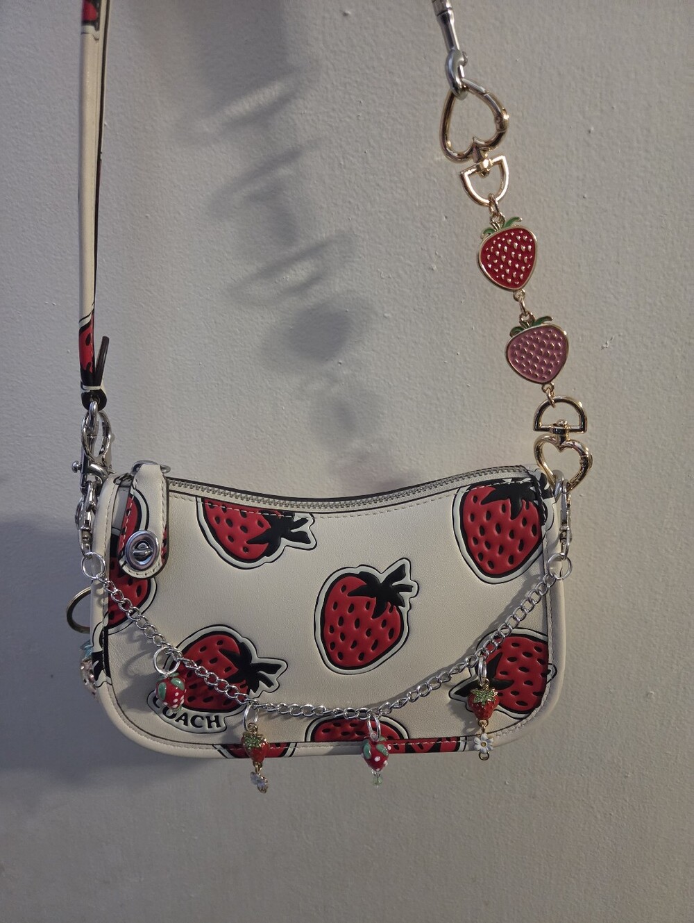 Coach Swinger Bag 20 With Strawberry Print CT881. Glove Tanned Leather Chalk